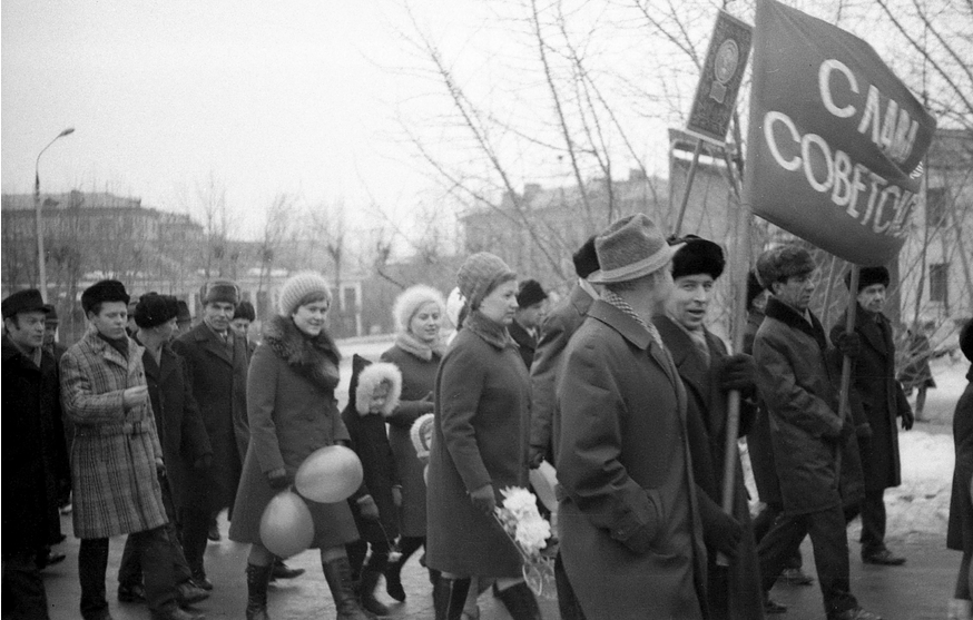 Если посмотреть относительно старые фотографии – года так 1988-90, то есть, самого конца СССР, то можно заметить на массовых мероприятиях, вроде демонстраций на 7 ноября, что большинство людей носили-3