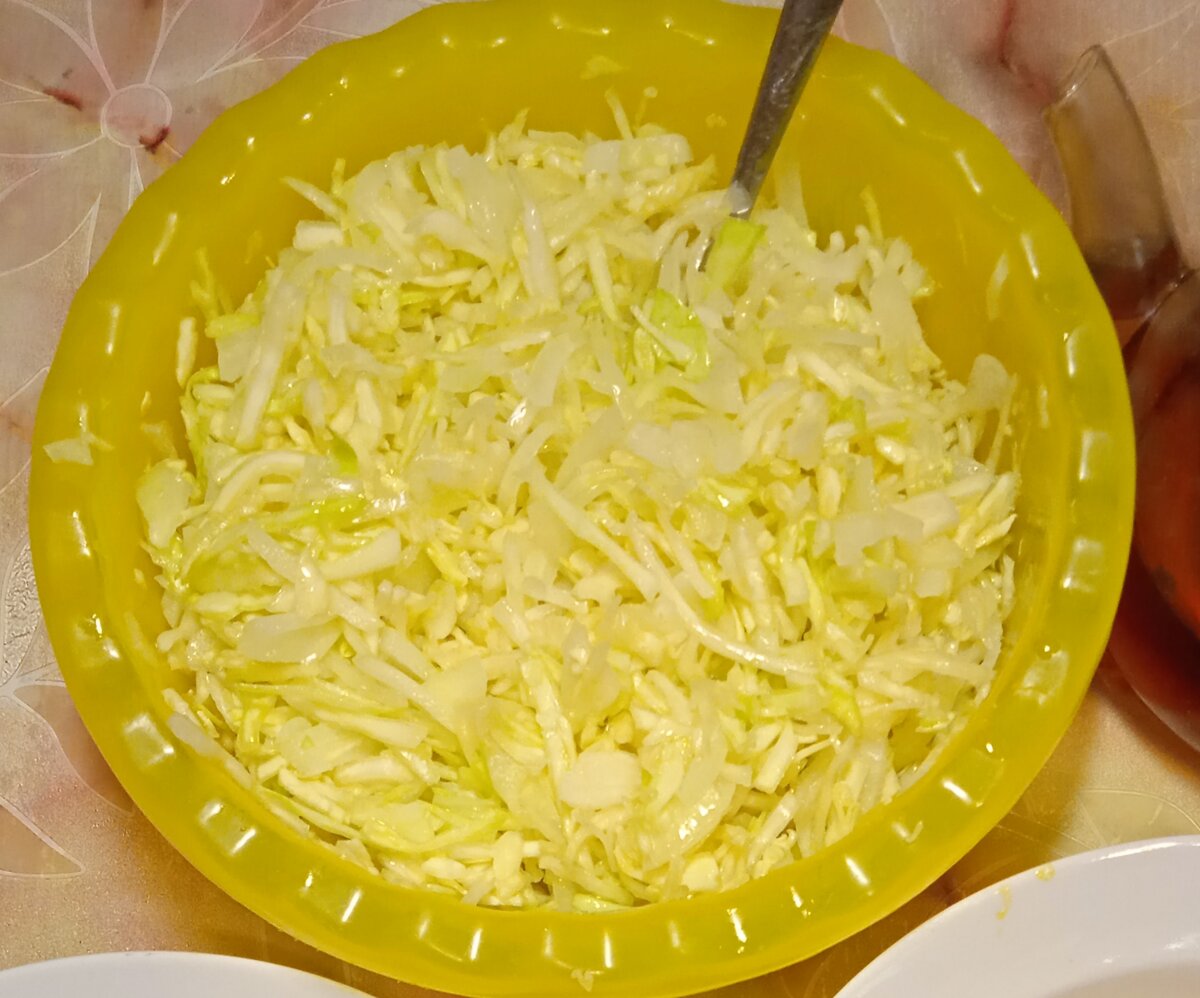 Капуста +маринованный лук+растительное масло. 