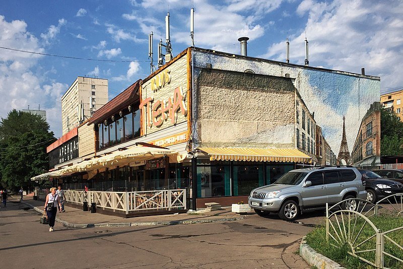 Так граффити преобразили обычную советскую стекляшку шестидесятых годов на проспекте Андропова, 37, в Москве. © Геннадий Грачев