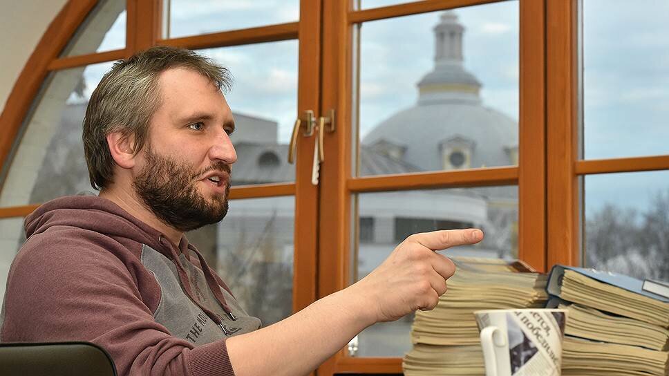 Юрий Быков - один из лучших современных российских режиссеров, чьи фильмы с удовольствием смотрят и обсуждают зрители. Мы попытались выделить достоинства и недостатки фильмов этого яркого отечественного кинематографиста. -  Источник фото: kommersant.ru