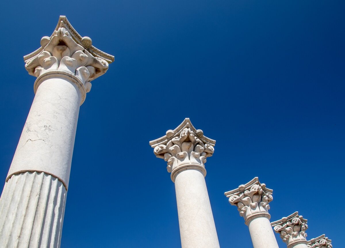 Беломраморные колонны коринфского ордера. Из открытых источников.