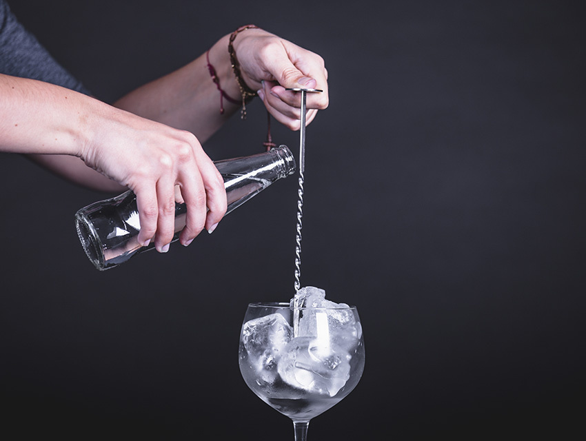 Охлаждённый джин в чистом виде со льдом