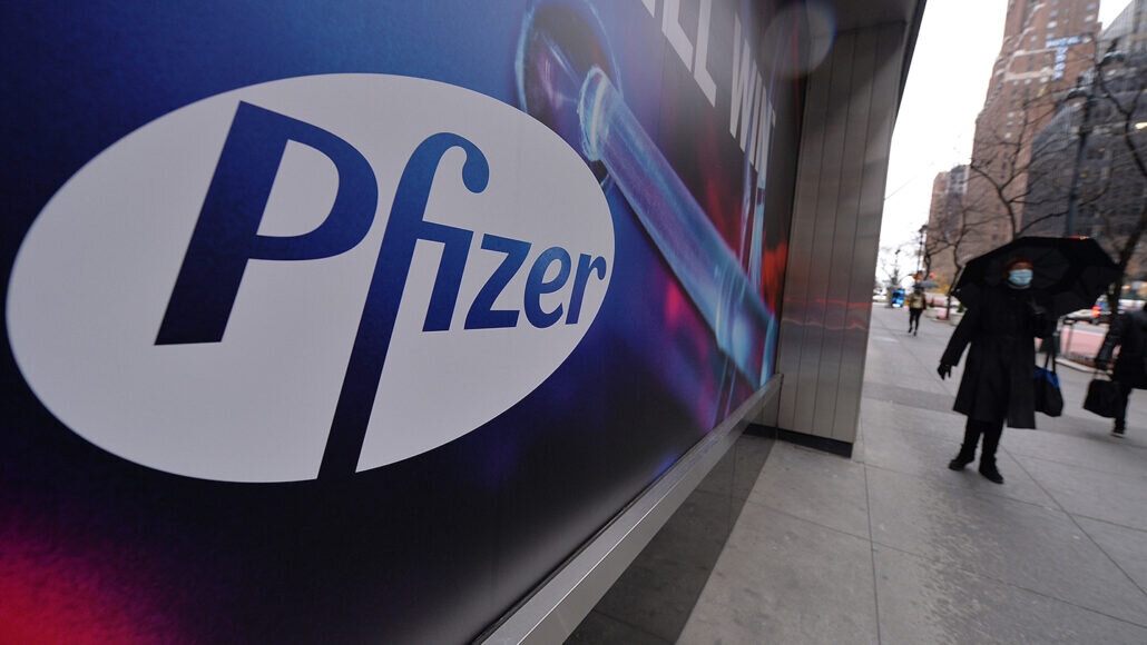 Вакцина, изготовленная фармацевтическим гигантом Pfizer (штаб-квартира компании в Нью-Йорке, США) и его партнером BioNTech из Германии, уже поставляется в Великобританию.