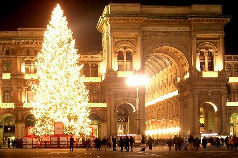 Christmas in italy. Итальянский город елка Милан. Новогодний Милан. Милан Рождество. Рождество в Милане.