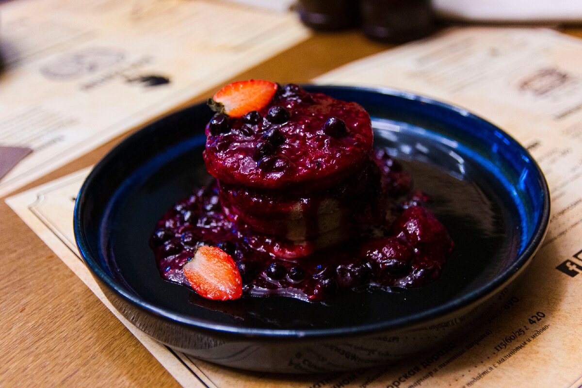 Оладьи с ягодным джемом