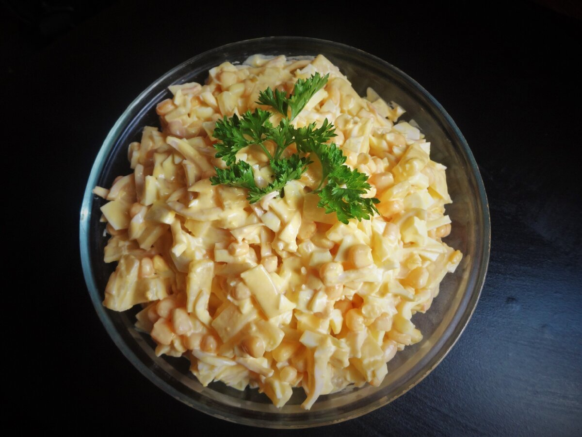 Салат из кальмаров, помидора и ананаса – кулинарный рецепт