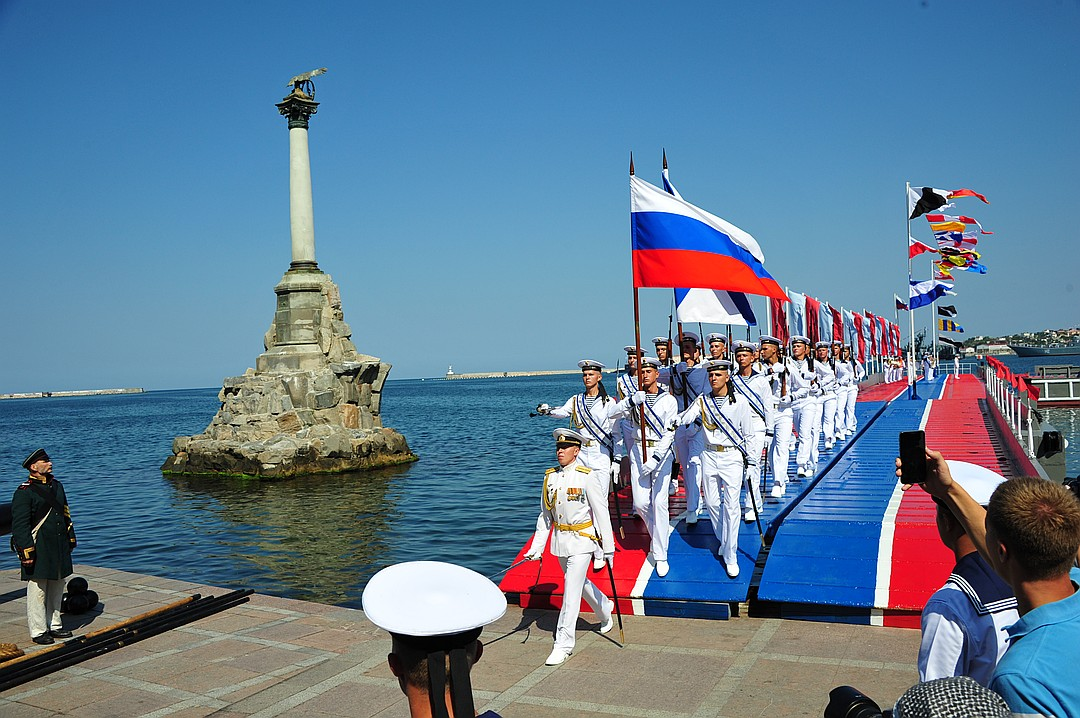 Парад на день ВМФ в Крыму. Источник изображения: https://www.fresher.ru/