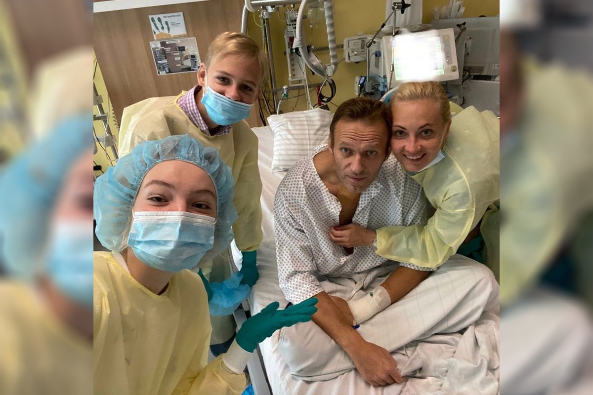 Алексей Навальный со своей с семьей после событий в Томске.