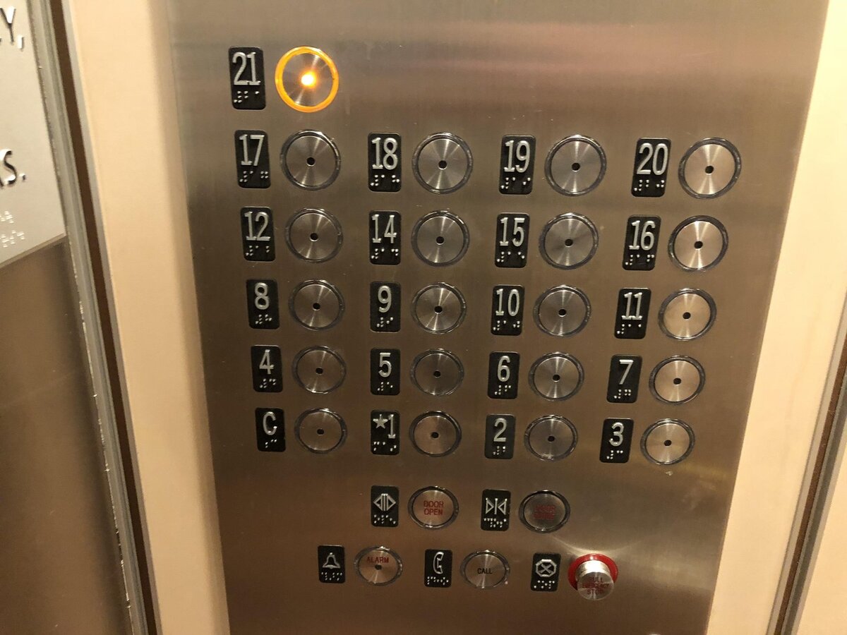 В лифте отсутствует кнопка 13-го этажа. Источник изображения: promotions.hu