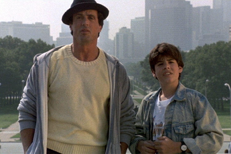 Для Сильвестра Сталлоне история о Рокки стала жизнеопределяющей. В 1990 г. вышел фильм "Рокки 5", в котором сына главного героя сыграл реальный сын Сильвестра Сталлоне - Сейдж Сталлоне. - Кадр из фильма "Рокки 5", 1990 г.