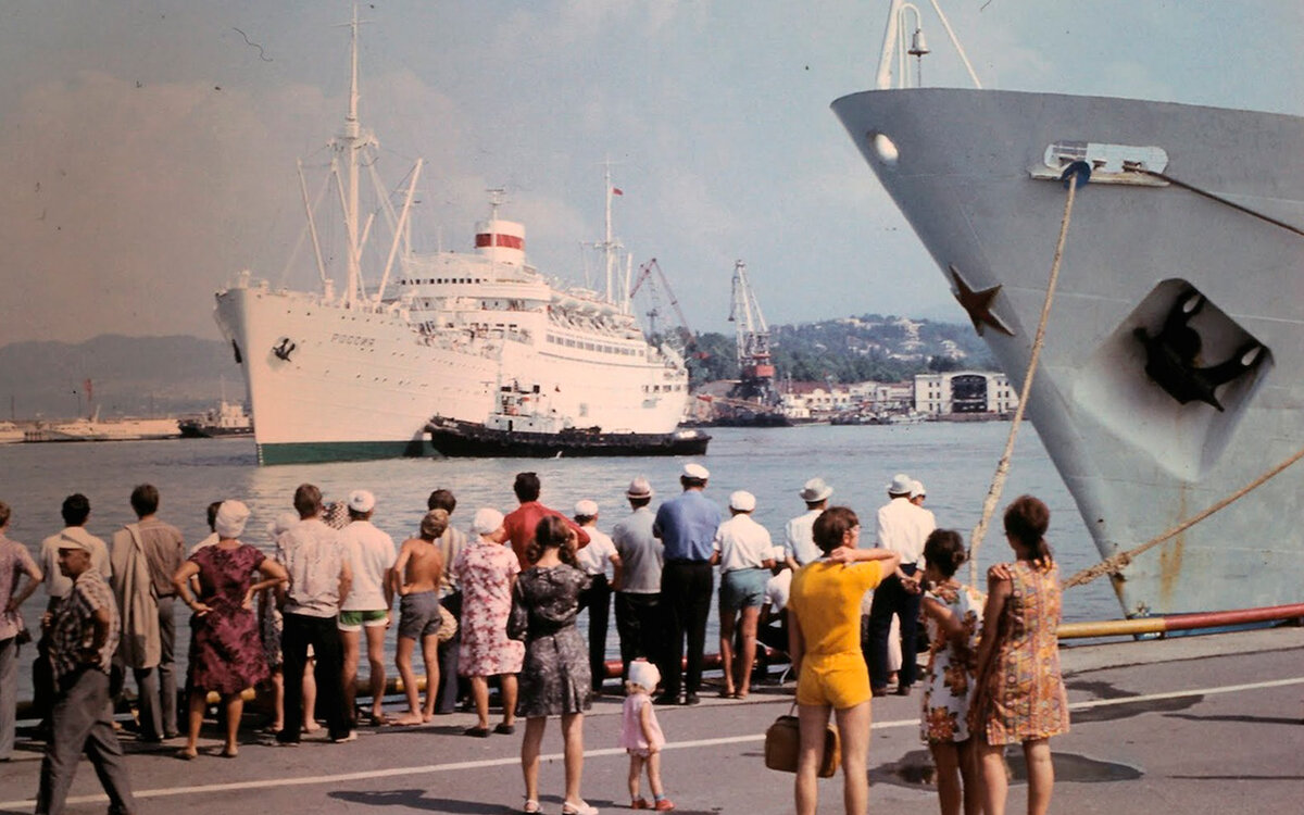 Дизельэлектроход "Россия" в порту г. Сочи, 1974 г. © М. Шаммер, источник: https://fleetphoto.ru/photo/111389/?vid=4490
