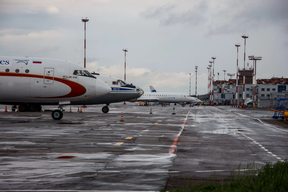 Самолет уфа петербург. Старый аэропорт Уфа. Уфимский аэродром. Аэропорт Уфа дождь. Аэропорт Уфа СССР самолёт.