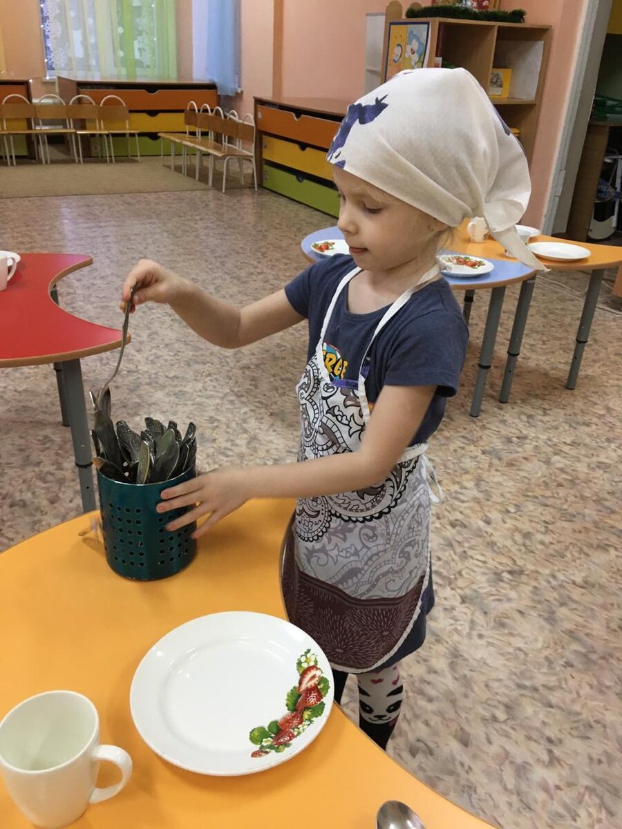 Даша помогает в детском саду.