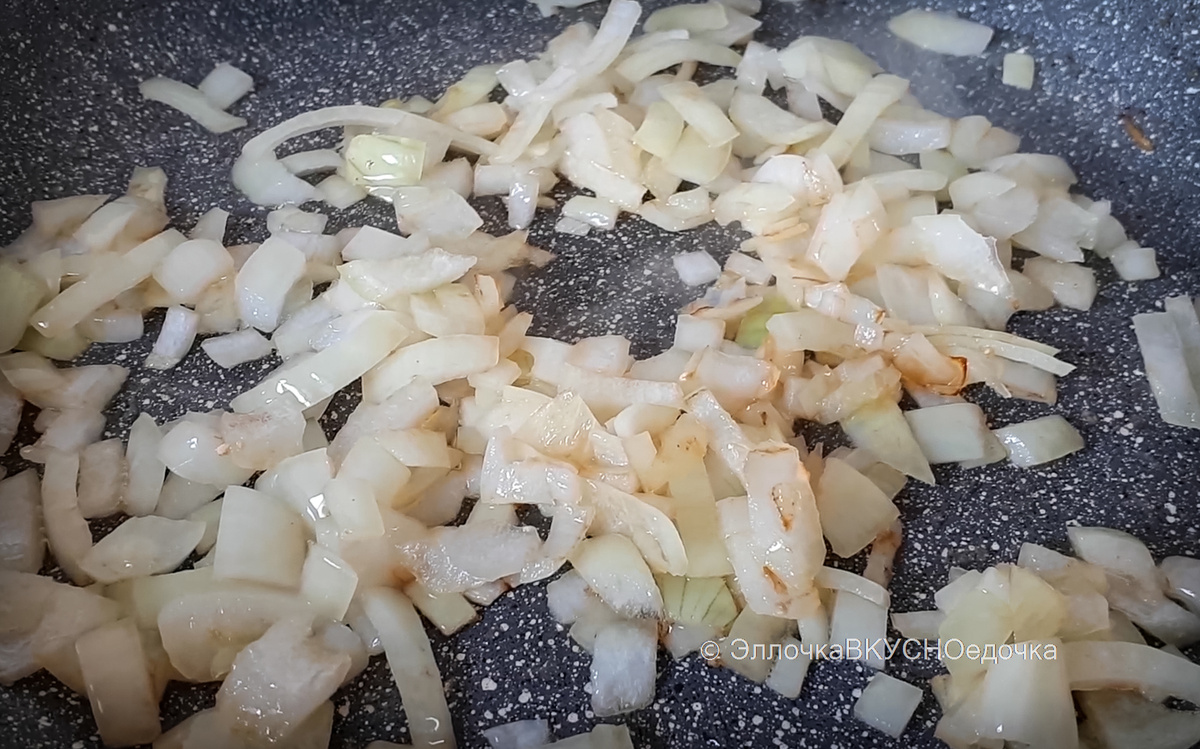 обжарьте лук