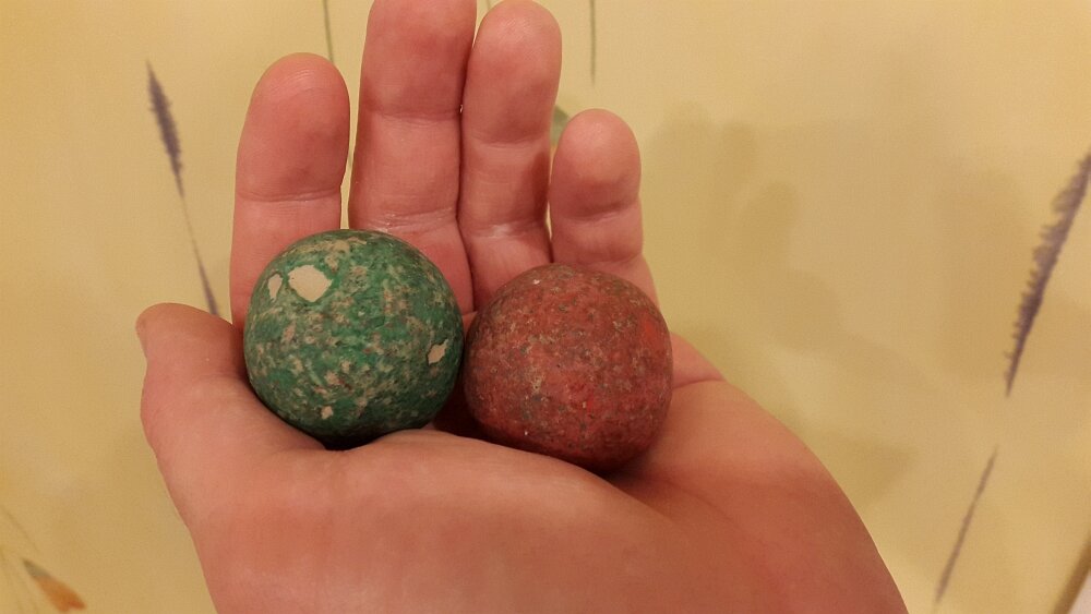 Подержаться за яйца -к удаче!  Правда, надо не куриные брать)))
