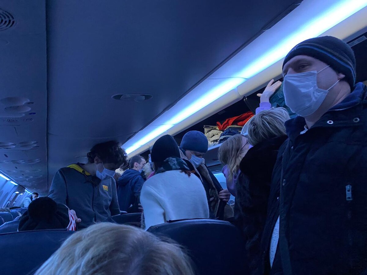 Фото сделано на борту рейса Москва-Екатеринбург, где и разгорелся конфликт из-за маски