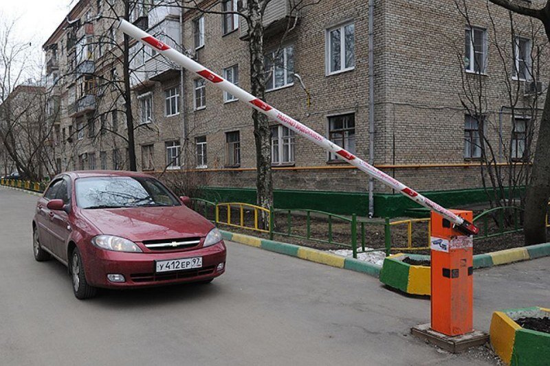 шлагбаум во дворе, открывающийся звонком на определенный номер