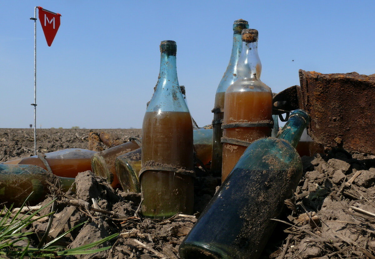 "Коктейль Молотова"- общее название простейших жидкостных зажигательных гранат.Фото из Яндекс картинки.