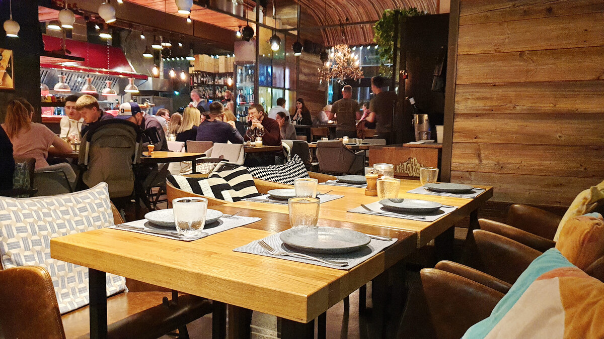 Столик ждёт гостей