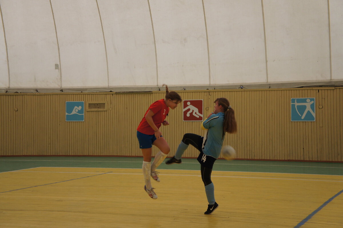 Фото автора. Команда наших девчонок на соревнованиях по мини-футболу.Игра идет всерьез