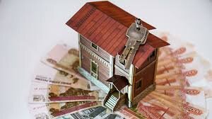 В прошлый раз мы говорили о плюсах и минусах аренды и покупки жилья не касаясь расчетов. В этот же раз обратимся к цифрам и посчитаем, что же выгоднее купить квартиру или арендовать. Для анализа мы возьмем ситуацию, в которой у нас нет всей суммы сразу и нам придется обратиться к помощи банка.   
Для расчета возьмем следующие данные: нам нужна трехкомнатная квартира площадью 85-95 кв.м. (зачем себе отказывать?) в одном из районов новостроек в Калининграде. Покупку в ипотеку или аренду мы будем считать для полностью меблированной квартиры, дабы сравнение было максимально объективным. 
 
Подходящая по условиям квартира в найме стоит в выбранном районе около 45,000 рублей в месяц. При этом для того, чтобы приобрести такую же нам понадобится около 8,500,000 рублей. На текущий момент после повышения ключевой ставки Центральным Банком (по большинству оценок не последним в этом году) реалистичная ставка по ипотеке составит 8,9% годовых, выберем период 20 лет. 
 
При таких данных месячный платеж составит 75,931 рубль. По итогу 20 лет мы получим:
8,500,000 рублей будет уплачено за квартиру
9,723,415 рублей будет уплачено банку в качестве процентов
Итого стоимость квартиры составит: 18,223,415 рублей. 
Кроме того, в собственности у нас квартира без обременения, но в доме, которому как минимум 20 лет и без какого-либо капитала.
 
Что же мы можем сделать иначе в этой ситуации? Ответ: арендовать такую же квартиру и разницу между платежом по ипотеке и арендой инвестировать на фондовом рынке в надежные инструменты под среднюю годовую доходность 7%. Нетрудно посчитать, что сумма инвестиций составит 30,931 рубль ежемесячно.
 
Что же дадут нам эти инвестиции спустя 20 лет? 
Капитал на покупку такой же квартиры в сумме 11,900,000 (цена такой же квартиры с учетом инфляции).
Свободный капитал в сумме 4,306,719 рублей.
 
Как сценарий выберете вы? 
 
В приведенный выше расчет вы можете подставить свои цифры проверить расчеты самостоятельно или обратиться ко мне, и я сделаю его вместе с вами во время бесплатной консультации.