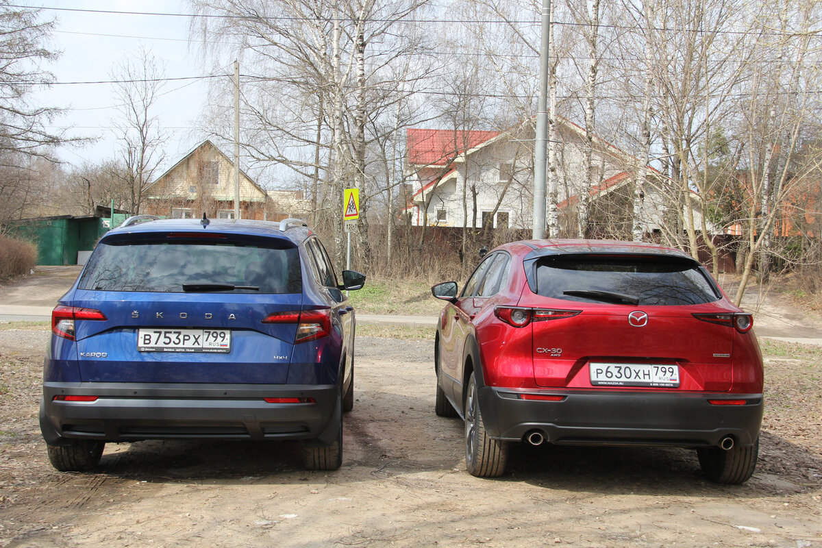 Skoda Karoq 2021 и Mazda CX 30 по размерам очень близки, но форма кузова с заметными различиями. В них и кроется секрет успеха. Оба автомобиля "на любителя". Кому-то нравится кроссовер в образе вседорожника, кто-то не любит форму ящика и предпочитает более динамичный силуэт.