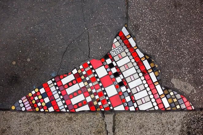 Листайте, чтобы увидеть выбоину до реставрации