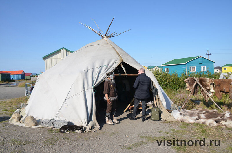 Традиционное жилище местных - яранга