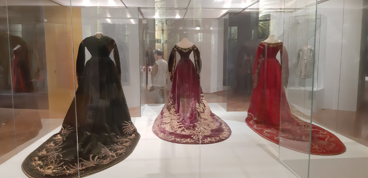 В центре наряд императрицы, красное - платье фрейлины, темно-зеленое - СТАТС-ДАМЫ.