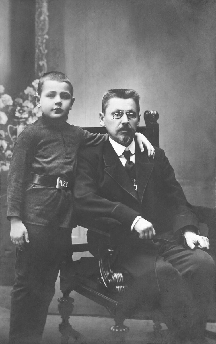 Юный Николай Мордовченко с отцом. Фонд ГАРО