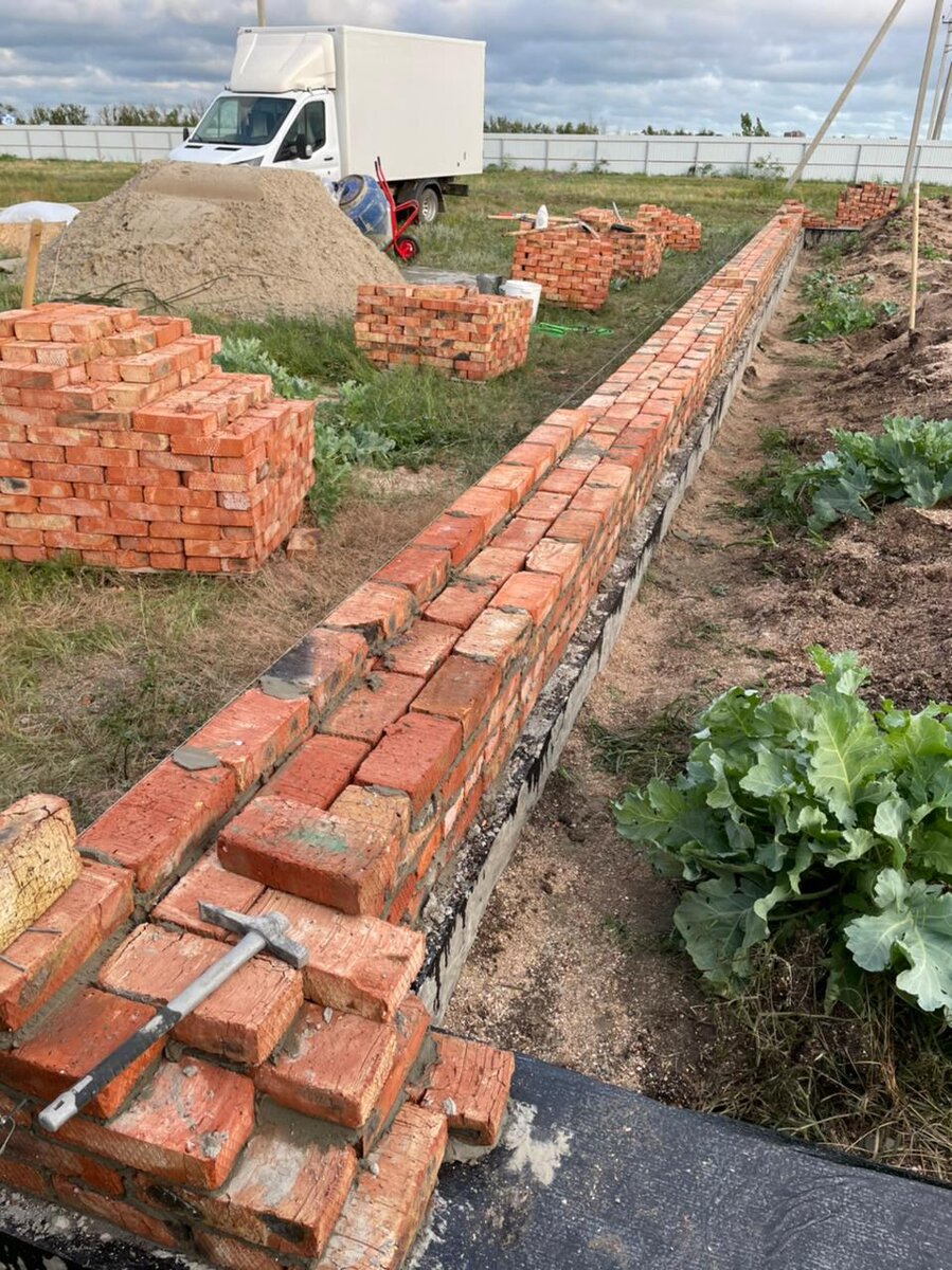 Фото автора. На гидроизоляцию кладем цоколь из кирпича.