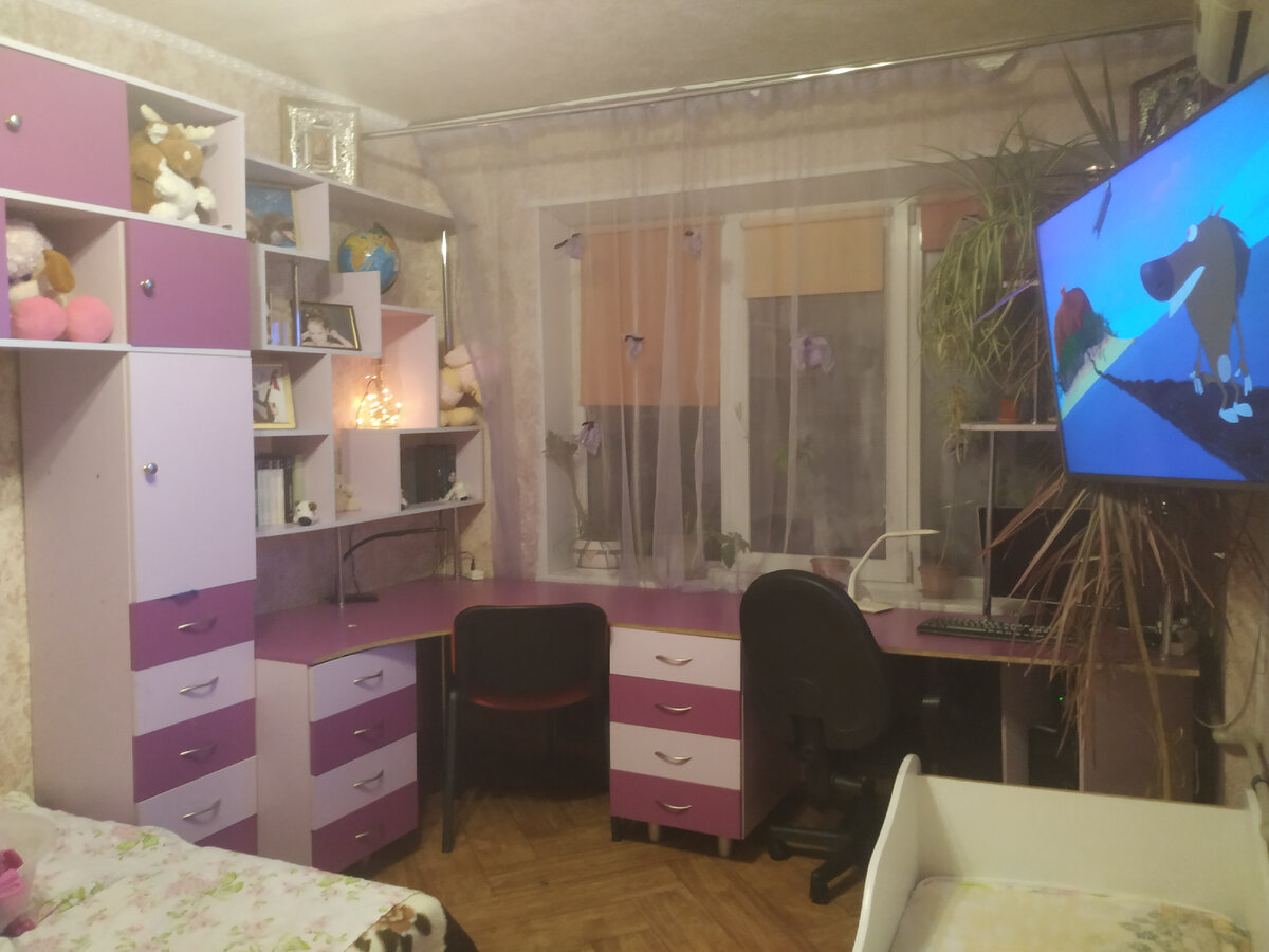 Комната старших дочек. Тот самый стол из сочинения, который огромный и один на двоих.