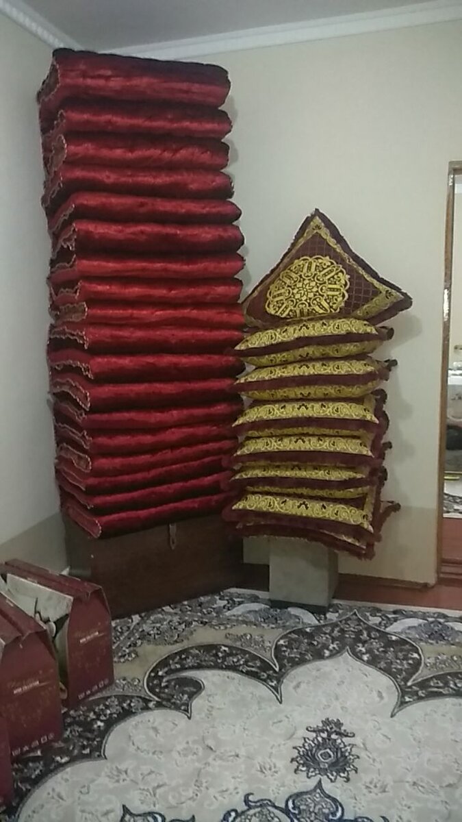 Бархатные курпачи для гостей.