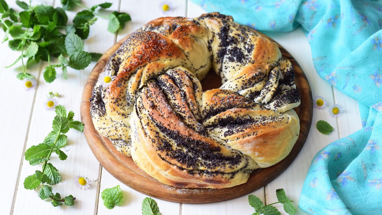 🥨 Калач с маком (из дрожжевого теста) — видео рецепт вкусной и эффектной  выпечки к чаю!