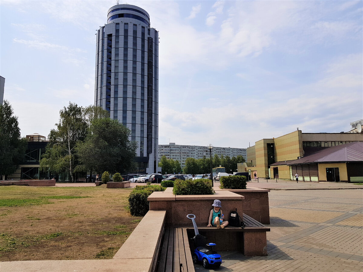 На баннере возле этого здания, которое в народе называют "Тюбетейка", написано, что здесь в фирме "INVITRO" можно сдать ПЦР-тест, но это не так.