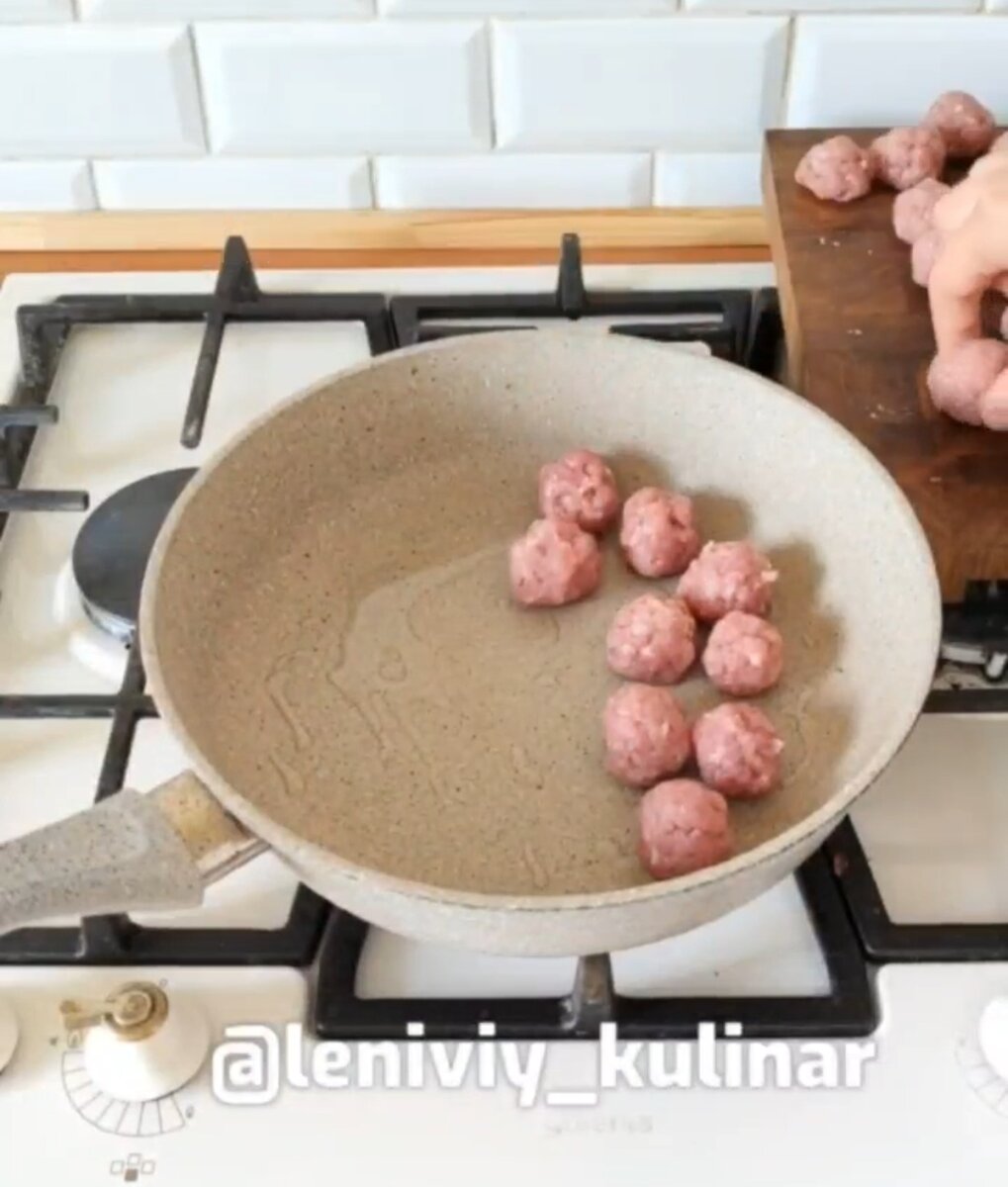 Выкладываем на сковороду фрикадельки