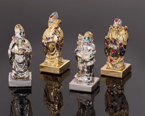 Слон, слон, пешка, ферзь (слева направо)