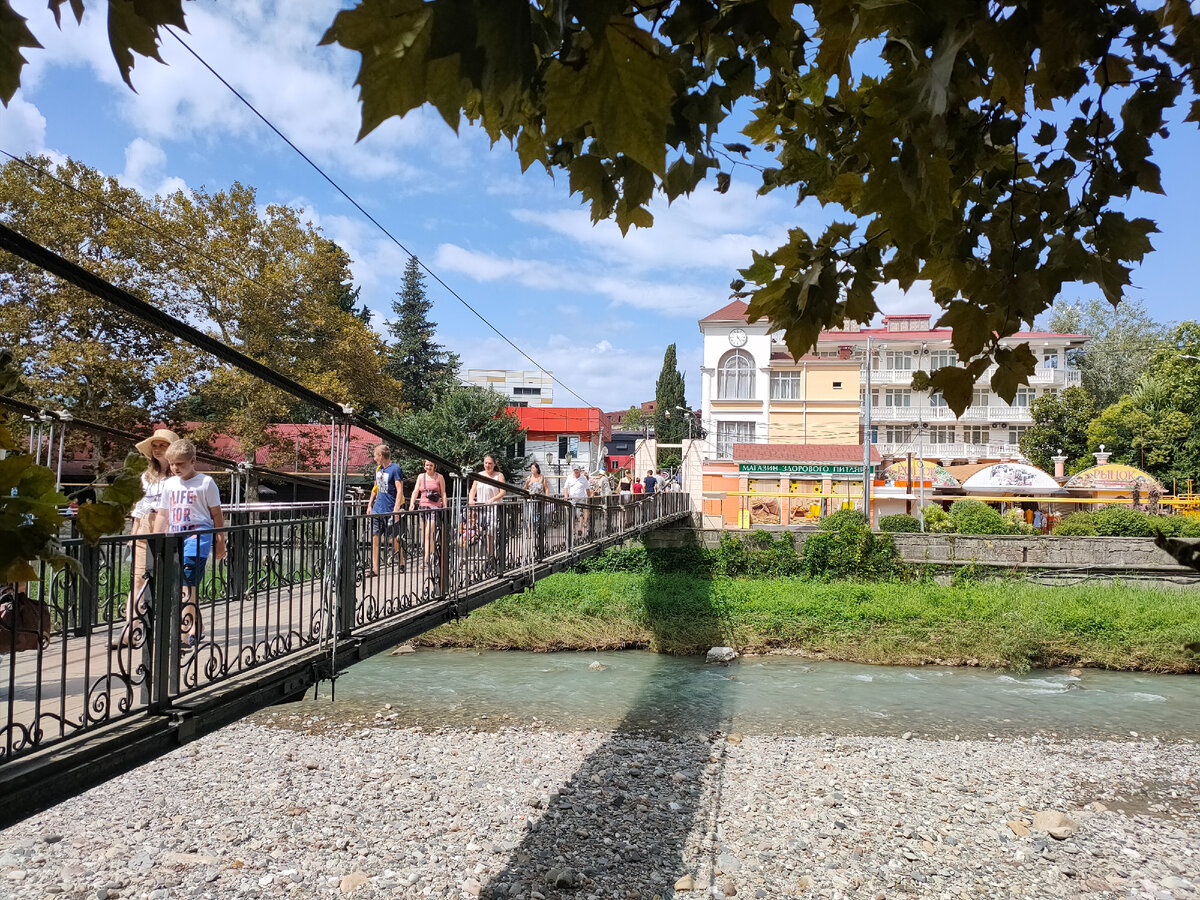 Центральный подвесной мост через реку Хоста