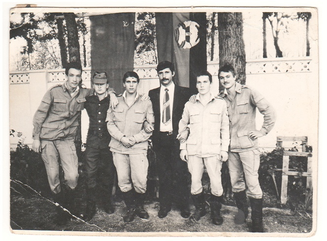 Пётр Тарико (на фото крайний справа) во время службы в Афганистане, 1987 год. 