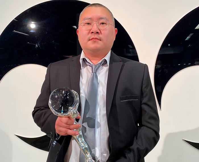 Режиссёр Владимир Мункуев с «Хрустальным глобусом» 