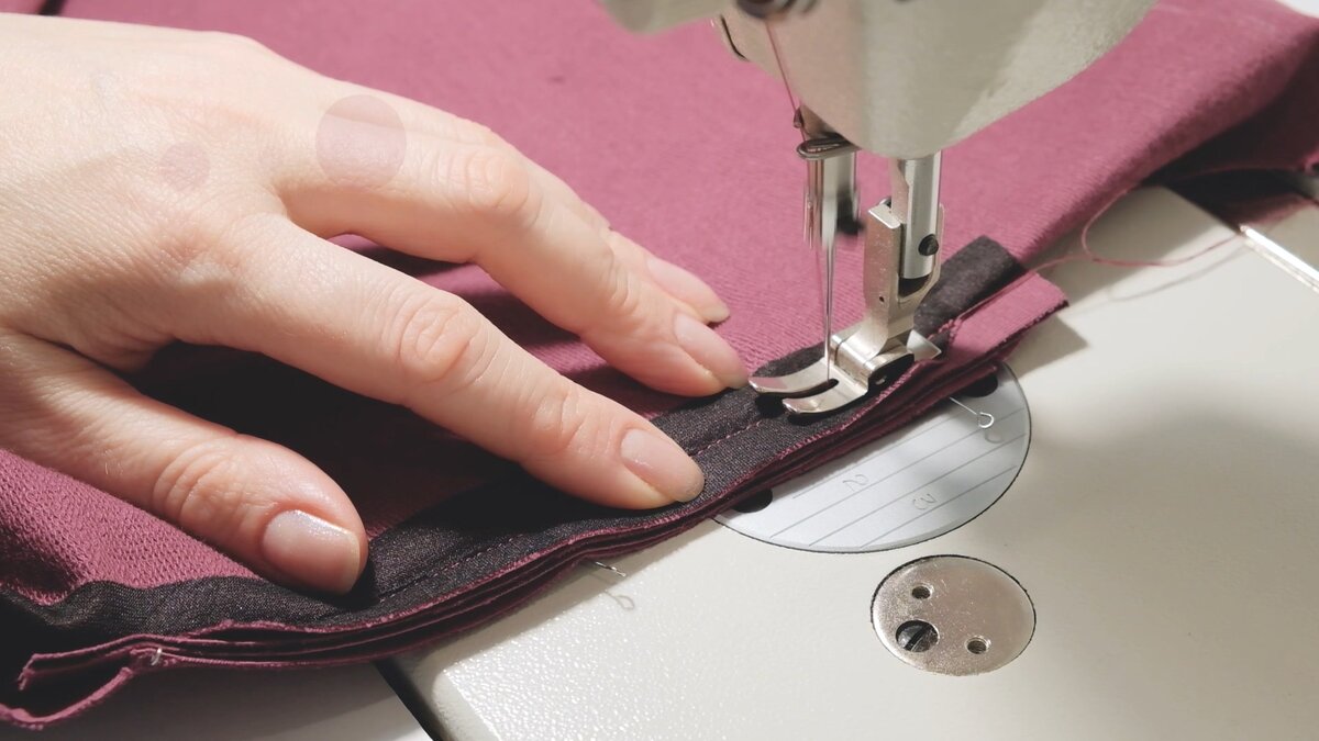 Прокладываем строчку, срез обмётываем