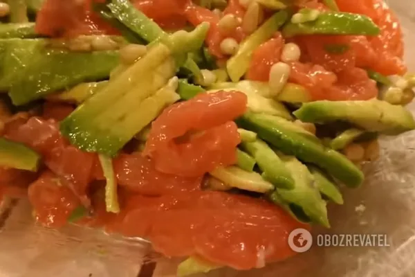 Готовый салат из авокадо и семги 