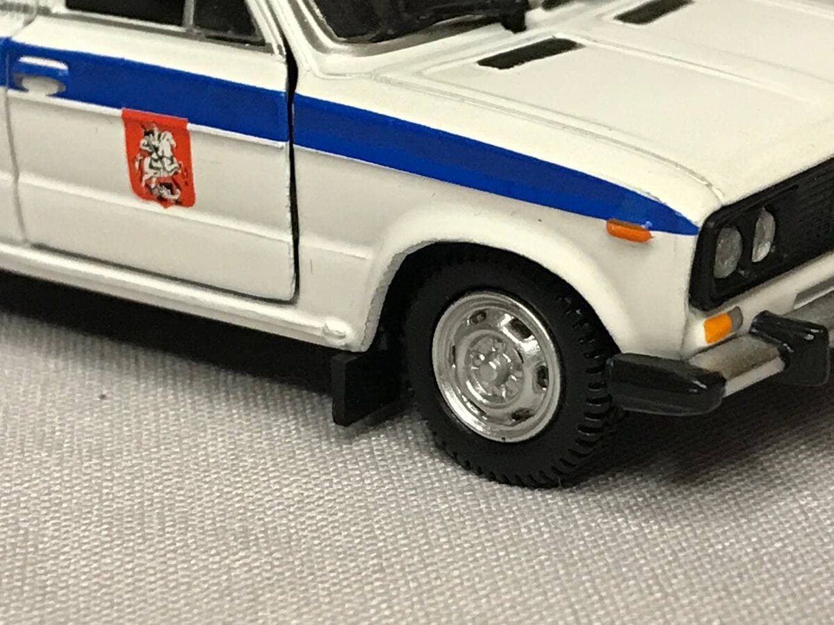 Хорошую копийность колес я уже отмечал, но не грех заострить ваше внимание на этом еще раз. Картину портят покрышки, которые кажутся слишком "зубастыми". Модель имеет резиновые брызговики, хромированные бампера. Нельзя не сказать и о подпружиненной подвеске. 