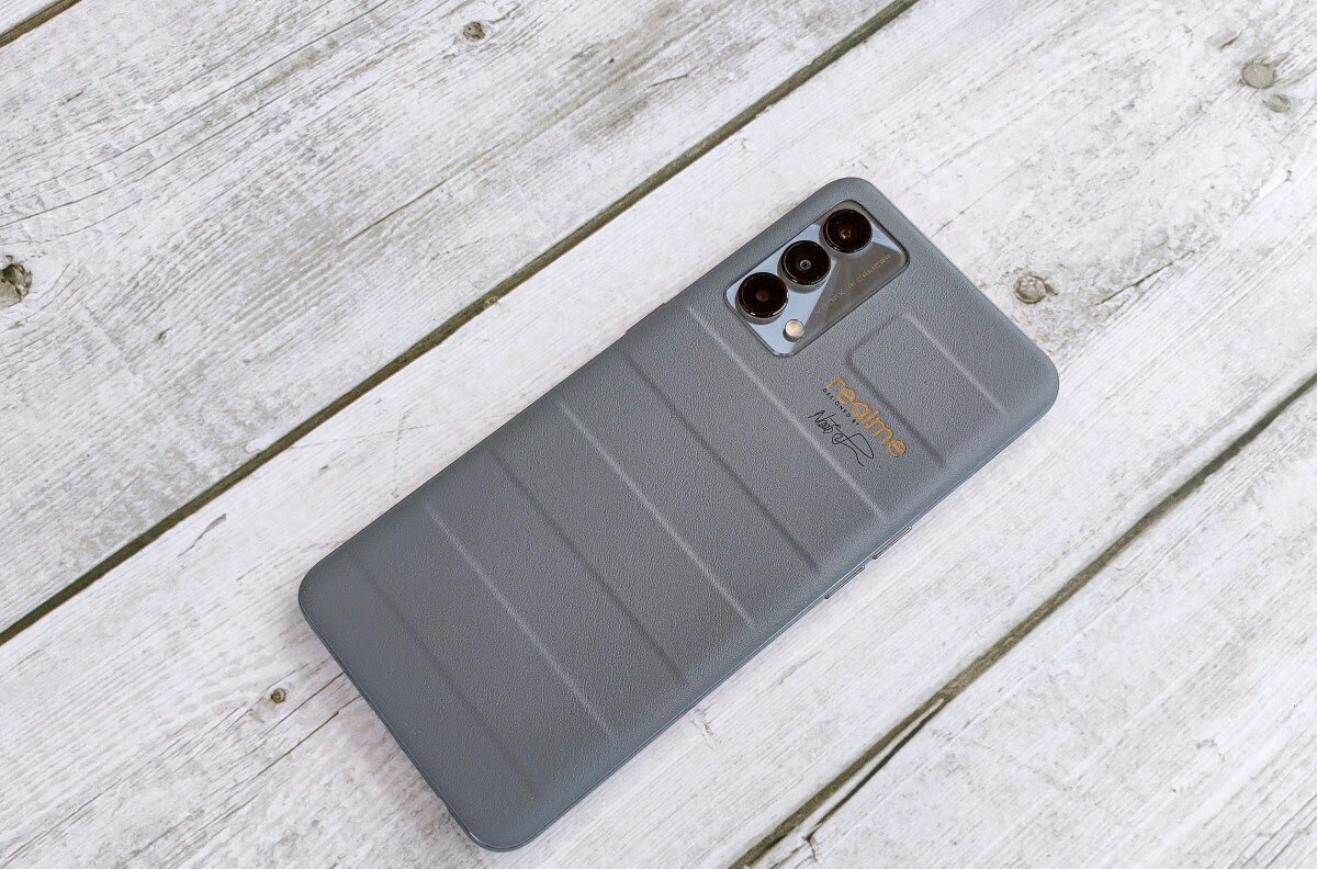 Версия Realme GT Master Edition, созданная вместе с дизайнером Наото Фукасавой, выделяется на фоне других моделей. Фото: gsmarena.com