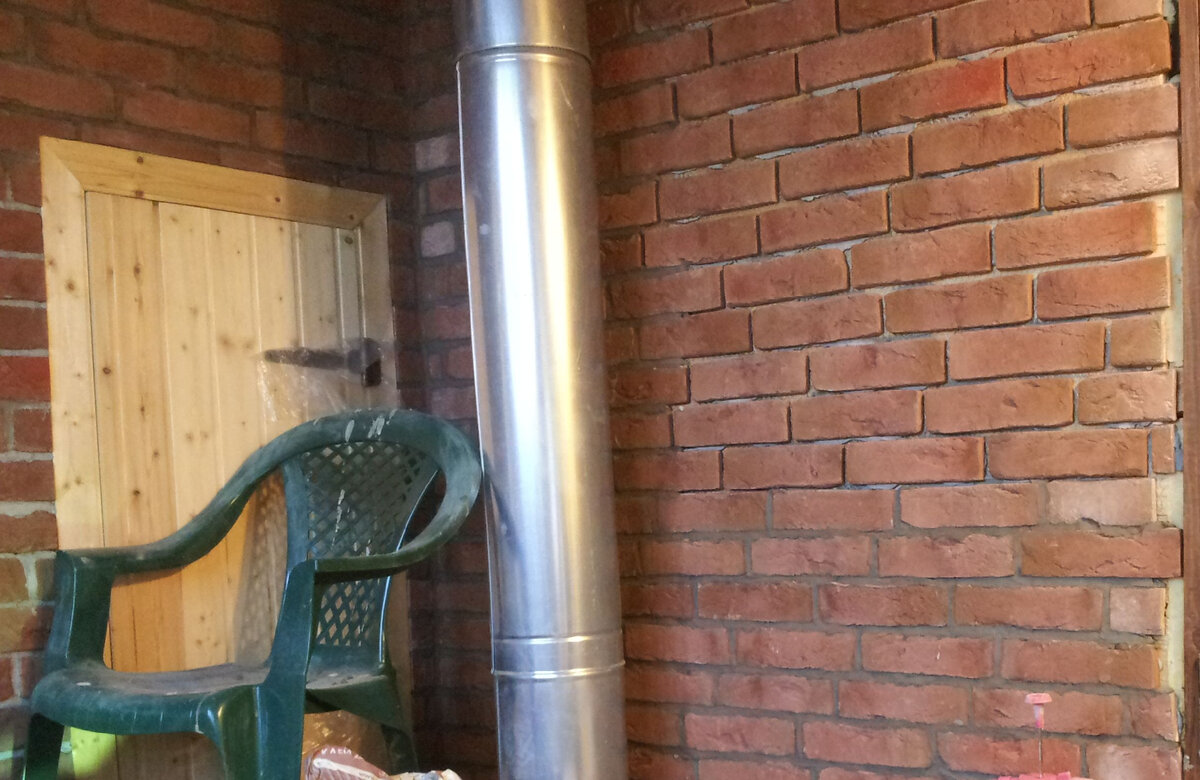 Кладем плитку под кирпич на даче