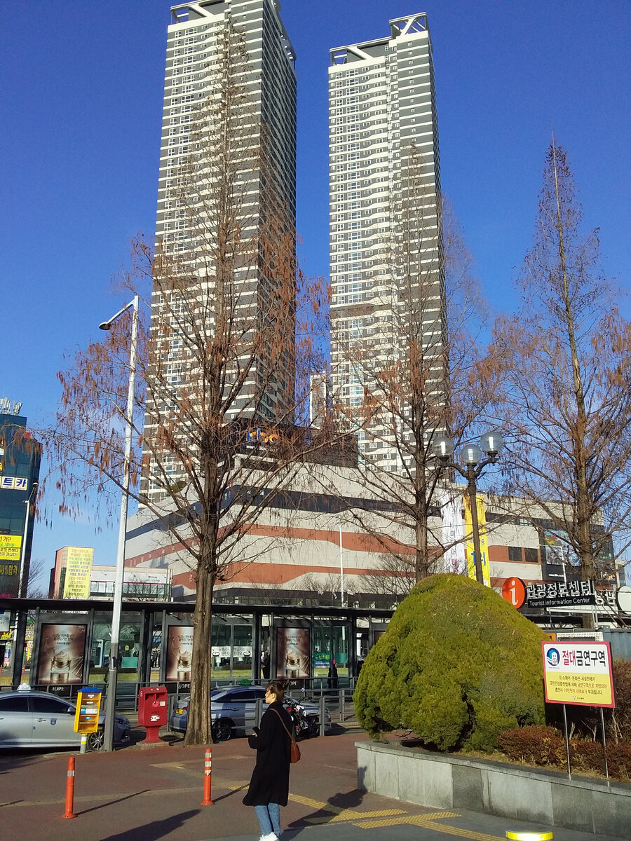 Вид с главного выхода автовокзала города Кванджу