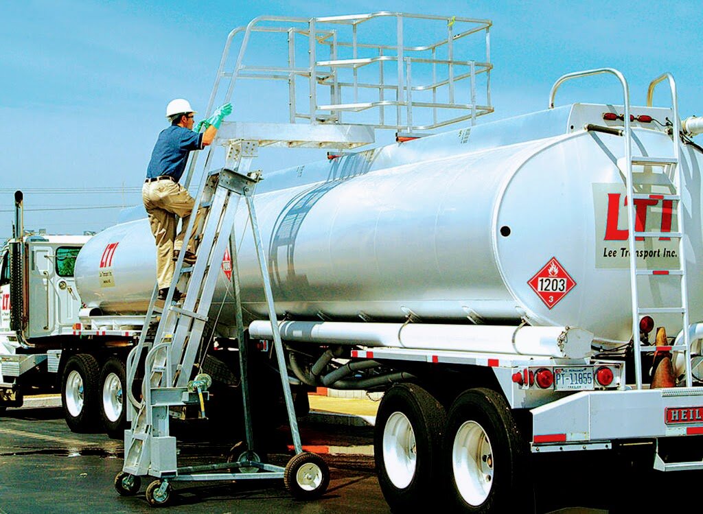 
Подкатная система для работы на автоцистерне, позволяющая исключить применение средств индивидуальной защиты от падения с высоты