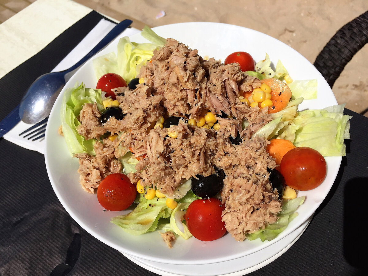 в кафе Кадиса на берегу Атлантики, сентябрь 2016 г.