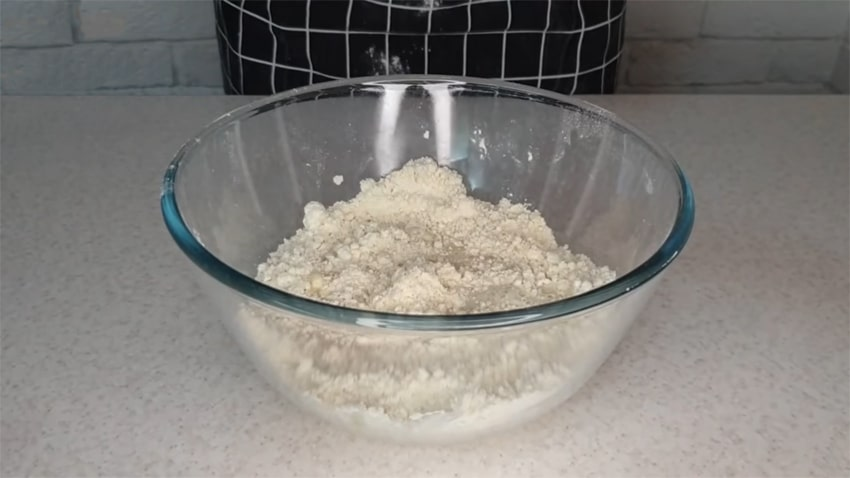 Замес теста для чебуреков. Фото сайта https://edatomy.ru