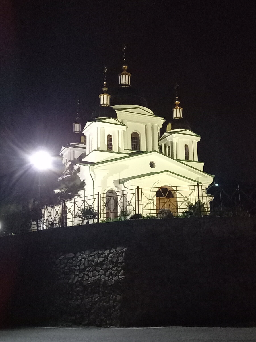 Храм Святого Архистратига Михаила ночью